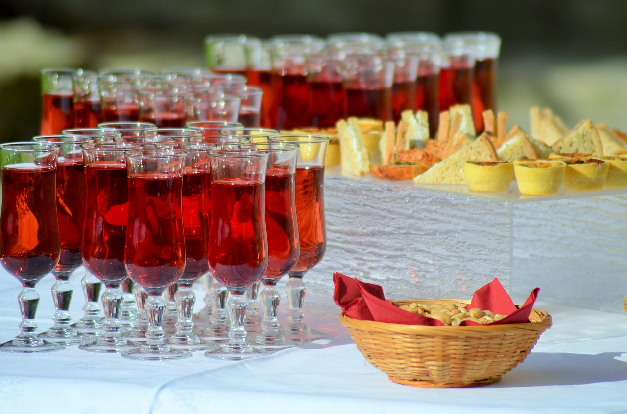 buffet avec verres à cocktails et petits fours